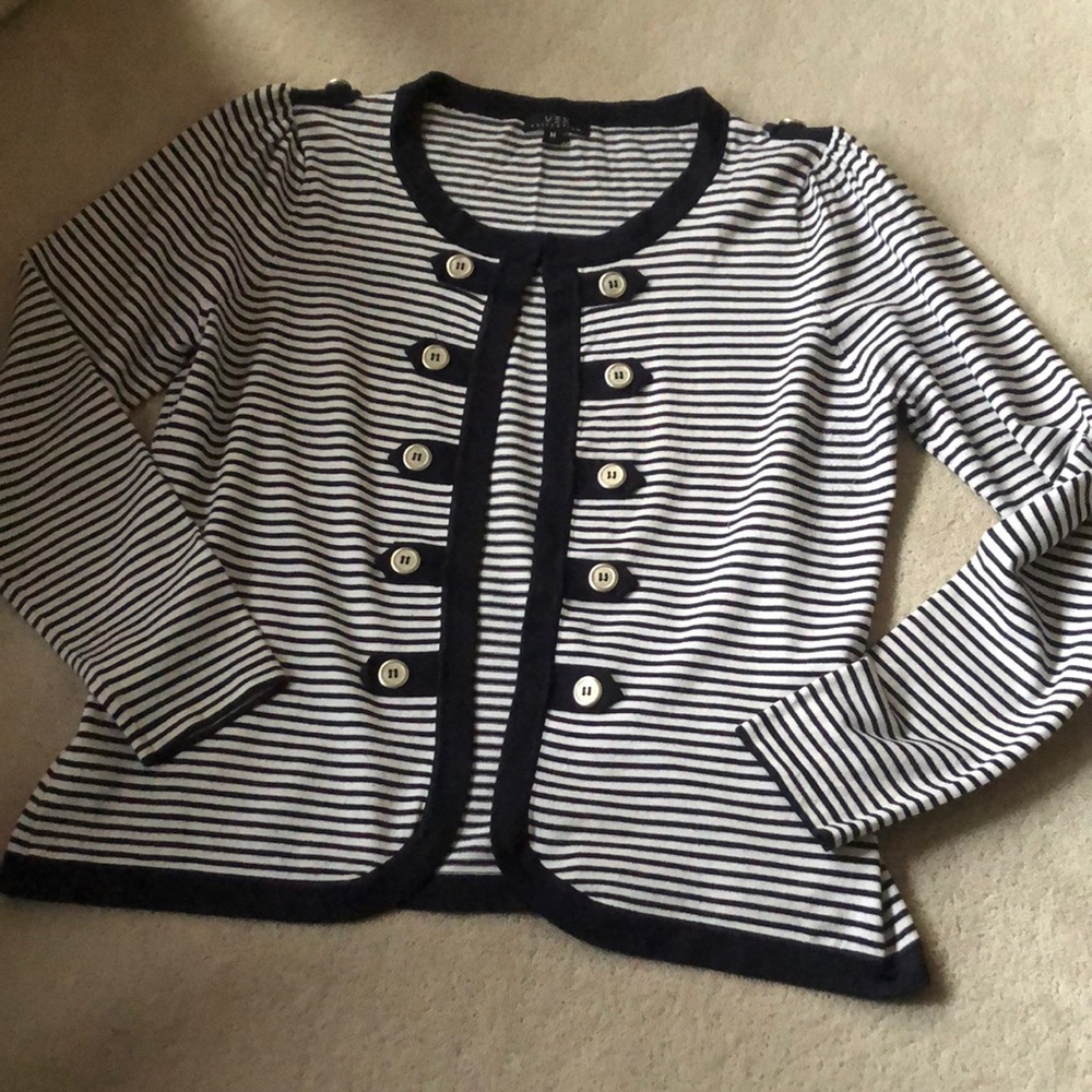 Button detailed cardigan!